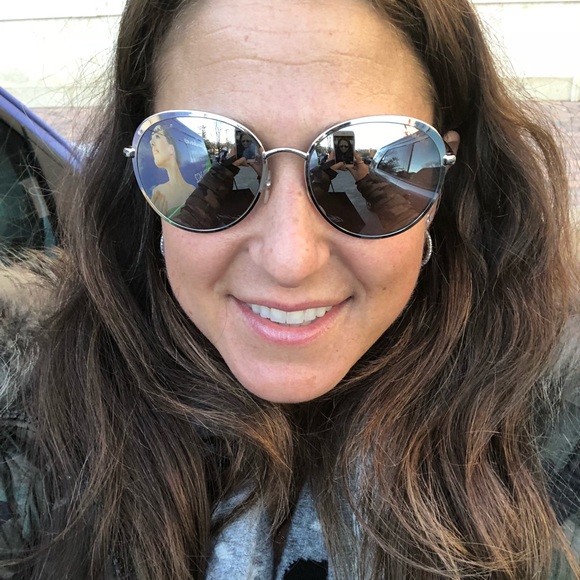 Meet your Posher, Julie.  🖤Sharing is caring🖤 - Picture 2 of 8